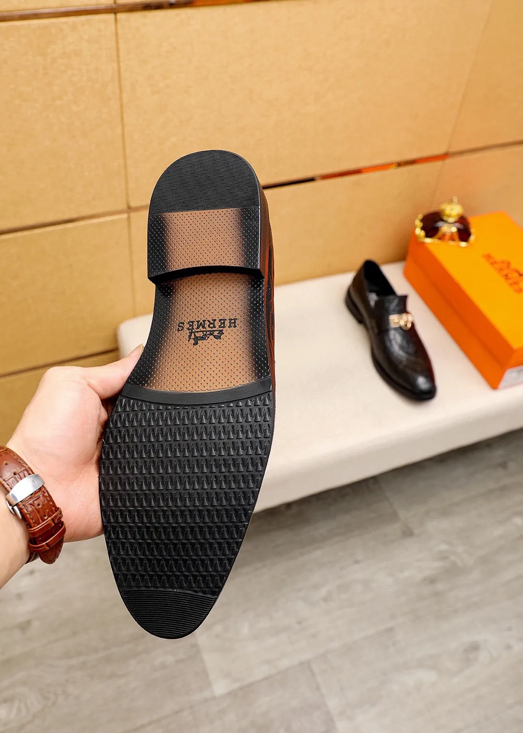 Men's shoes 💰480 💐 Product trademark: HERMES "Hermès" casual leather shoes Regular size: 38-44 (45🉑️customized) Product materials: Selected imported first-layer calfskin embossed upper + classic hardware buckle, imported water-dyed 🐂 cowhide lining. Strong three-dimensional visual effect, non-slip and wear-resistant combination outsole Color: 2⃣️colors available
